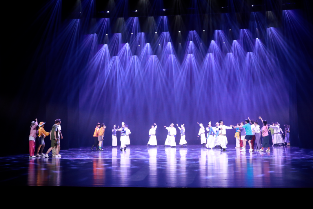 1月10日！杭锦旗乌兰牧骑《一路欢歌 幸福礼赞》歌舞晚会将在鄂尔多斯大剧院上演！