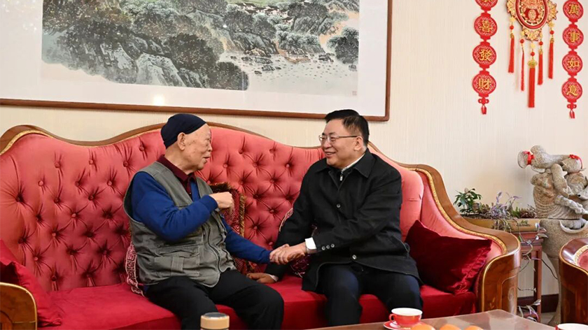 包钢看望慰问省级退休老同志王占